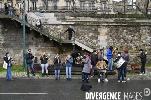 Le niveau de La Seine monte pendant que les parisiens profitent de la voie sur berges.