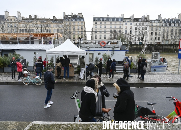 Le niveau de La Seine monte pendant que les parisiens profitent de la voie sur berges.