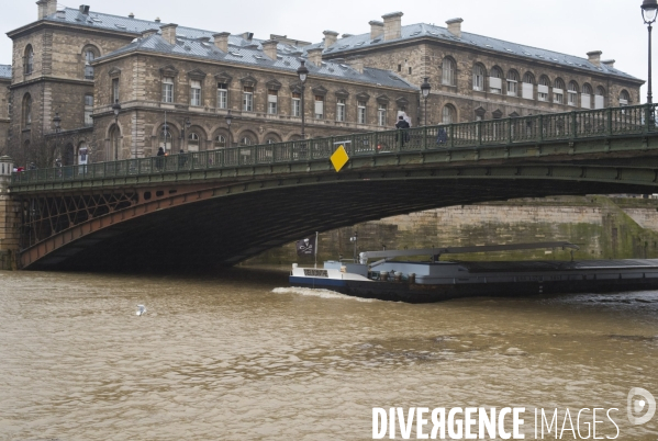 Le niveau de La Seine monte pendant que les parisiens profitent de la voie sur berges.