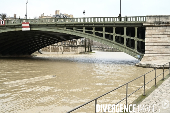 Le niveau de La Seine monte pendant que les parisiens profitent de la voie sur berges.