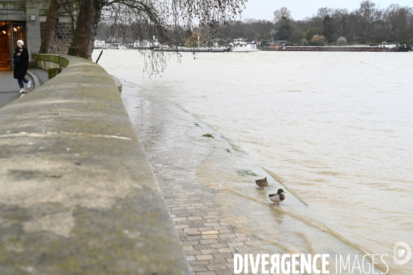 Le niveau de La Seine monte pendant que les parisiens profitent de la voie sur berges.