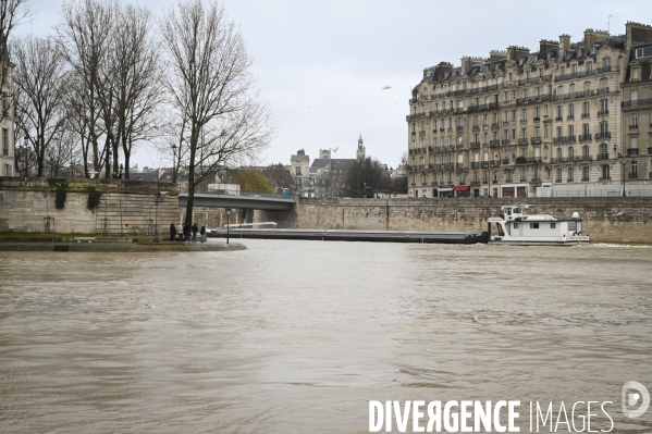 Le niveau de La Seine monte pendant que les parisiens profitent de la voie sur berges.