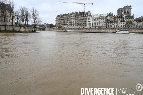 Le niveau de La Seine monte pendant que les parisiens profitent de la voie sur berges.