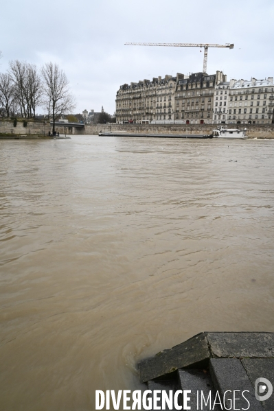 Le niveau de La Seine monte pendant que les parisiens profitent de la voie sur berges.