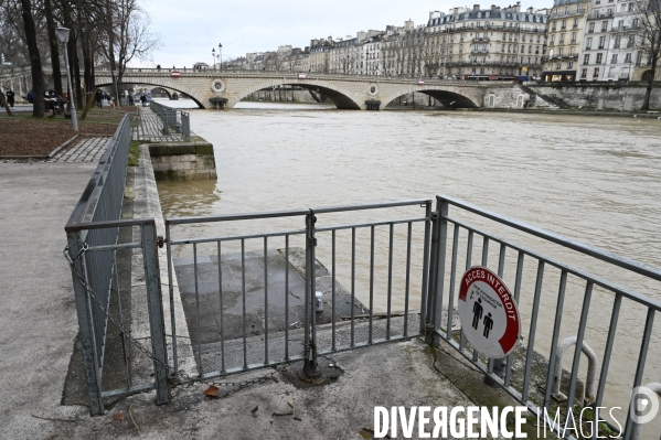 Le niveau de La Seine monte pendant que les parisiens profitent de la voie sur berges.