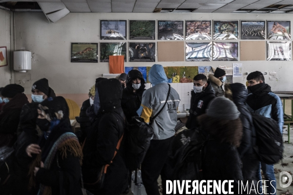 Utopia 56, mise à l abri des migrants à l école Erlanger.