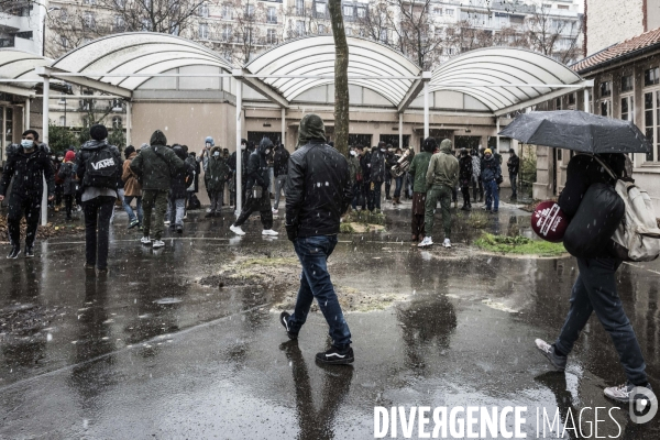Utopia 56, mise à l abri des migrants à l école Erlanger.