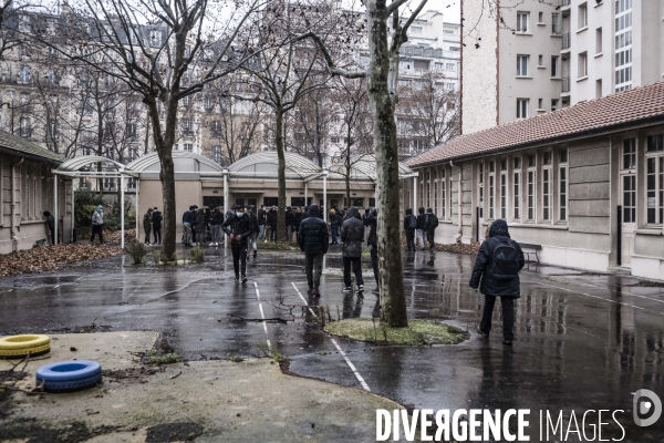 Utopia 56, mise à l abri des migrants à l école Erlanger.