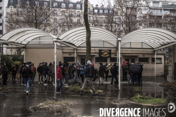 Utopia 56, mise à l abri des migrants à l école Erlanger.