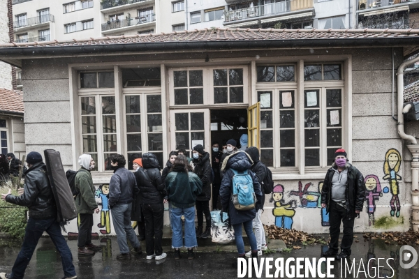 Utopia 56, mise à l abri des migrants à l école Erlanger.