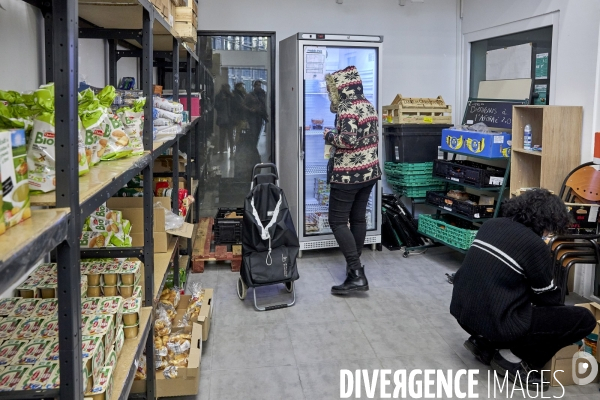 Julien Bayou , EELV , visite une epicerie solidaire etudiante