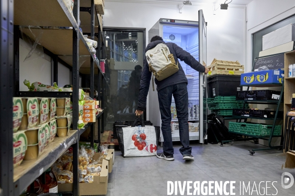Julien Bayou , EELV , visite une epicerie solidaire etudiante