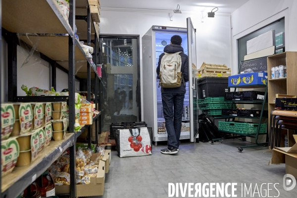 Julien Bayou , EELV , visite une epicerie solidaire etudiante