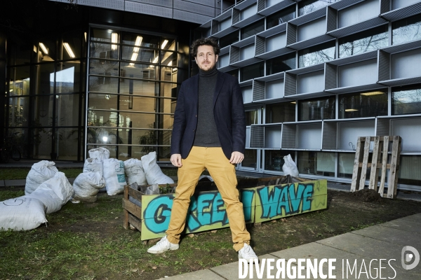 Julien Bayou , EELV , visite une epicerie solidaire etudiante