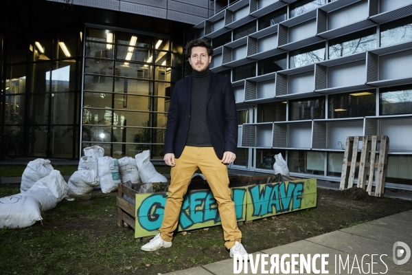 Julien Bayou , EELV , visite une epicerie solidaire etudiante
