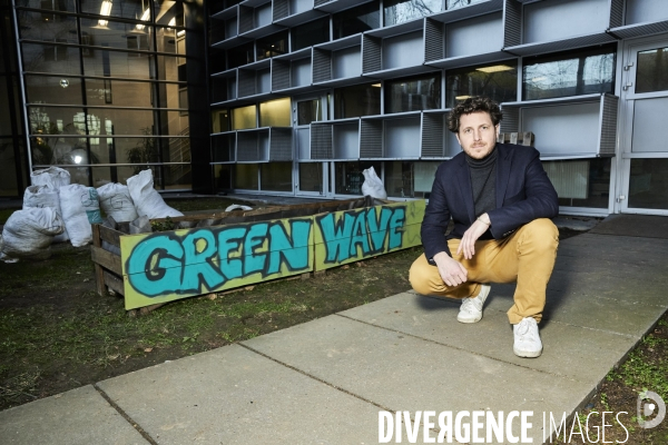 Julien Bayou , EELV , visite une epicerie solidaire etudiante