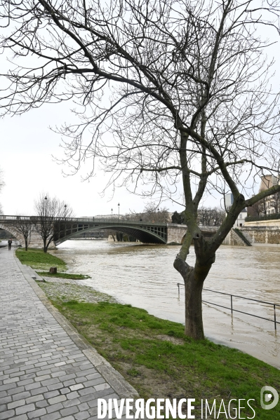 Le niveau de La Seine monte pendant que les parisiens profitent de la voie sur berges.