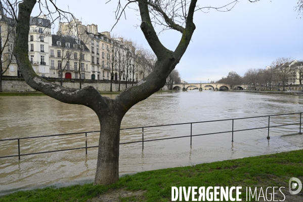 Le niveau de La Seine monte pendant que les parisiens profitent de la voie sur berges.