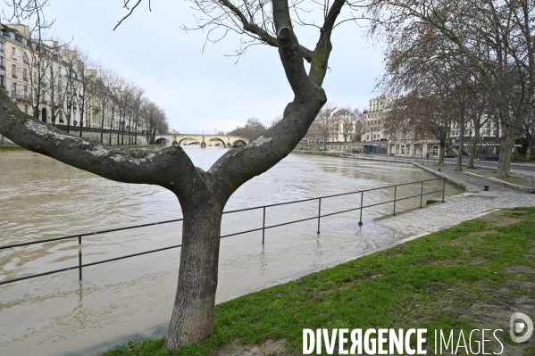 Le niveau de La Seine monte pendant que les parisiens profitent de la voie sur berges.