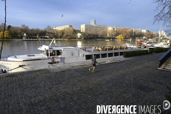 Le niveau de La Seine monte pendant que les parisiens profitent de la voie sur berges.