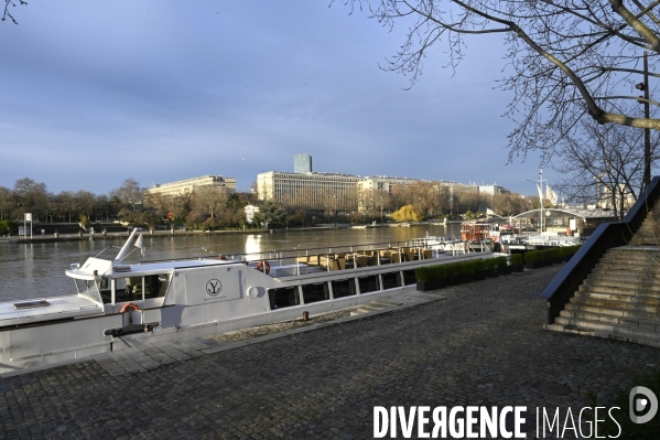 Le niveau de La Seine monte pendant que les parisiens profitent de la voie sur berges.