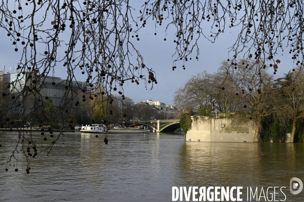 Le niveau de La Seine monte pendant que les parisiens profitent de la voie sur berges.