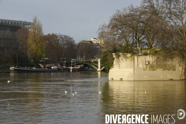 Le niveau de La Seine monte pendant que les parisiens profitent de la voie sur berges.