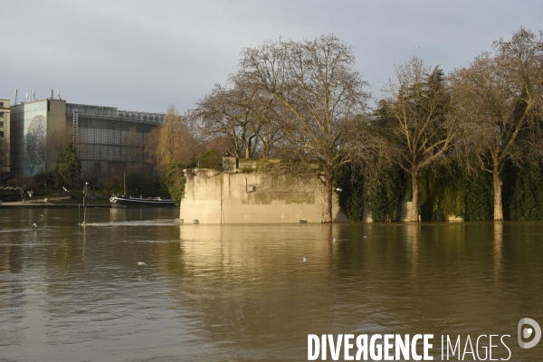 Le niveau de La Seine monte pendant que les parisiens profitent de la voie sur berges.