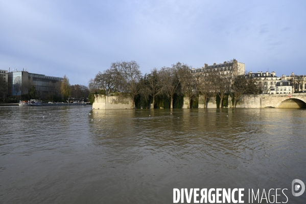 Le niveau de La Seine monte pendant que les parisiens profitent de la voie sur berges.