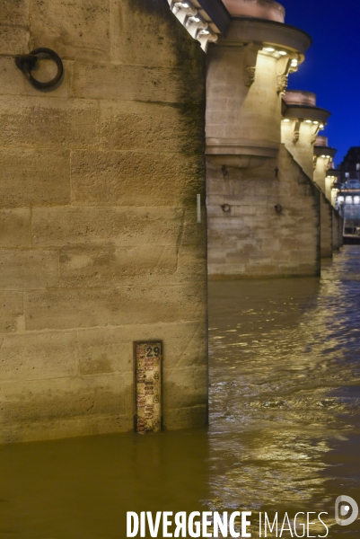 La Seine en crue la nuit.