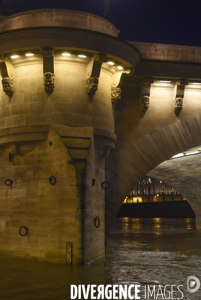 La Seine en crue la nuit.