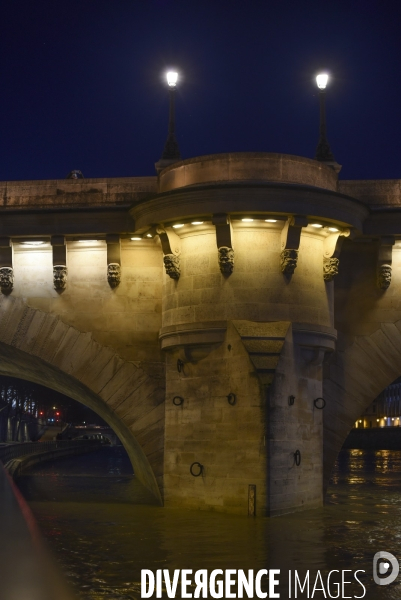 La Seine en crue la nuit.