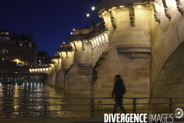 La Seine en crue la nuit.