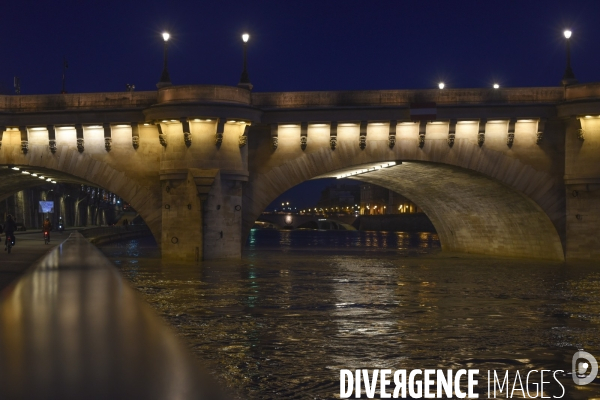 La Seine en crue la nuit.