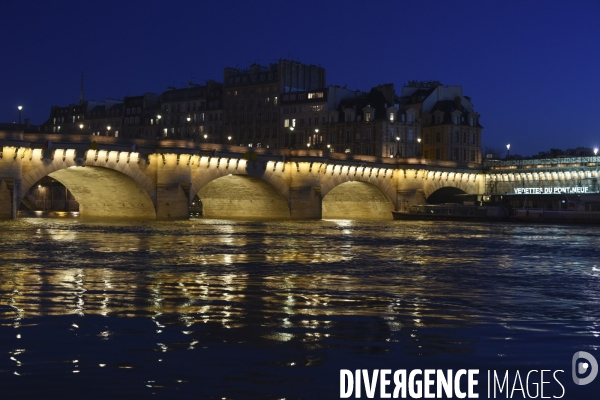 La Seine en crue la nuit.