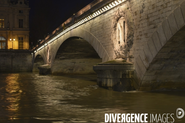 La Seine en crue la nuit.