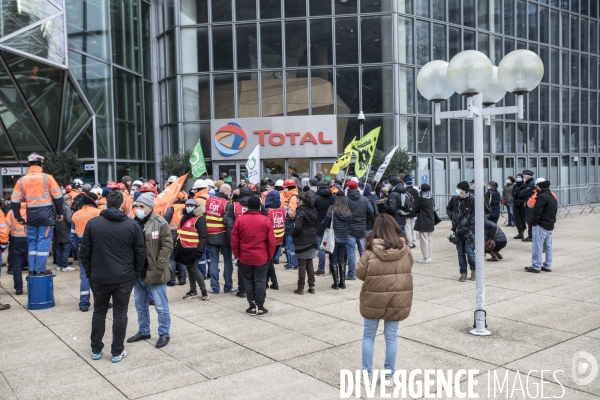 Manifestation des raffineurs grévistes de Grandpuits devant le siège de Total à La Défense