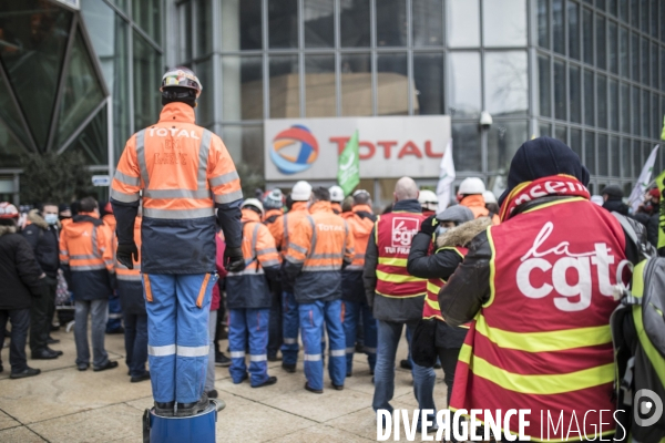 Manifestation des raffineurs grévistes de Grandpuits devant le siège de Total à La Défense