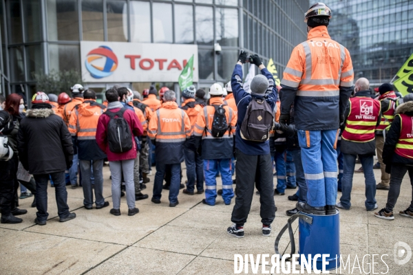 Manifestation des raffineurs grévistes de Grandpuits devant le siège de Total à La Défense