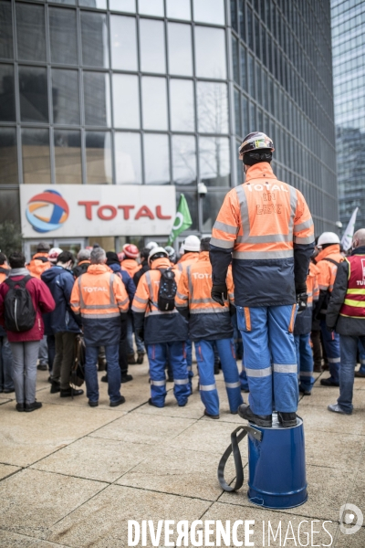 Manifestation des raffineurs grévistes de Grandpuits devant le siège de Total à La Défense