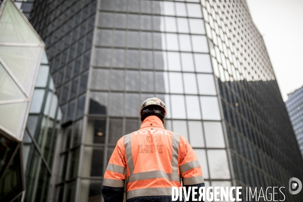 Manifestation des raffineurs grévistes de Grandpuits devant le siège de Total à La Défense