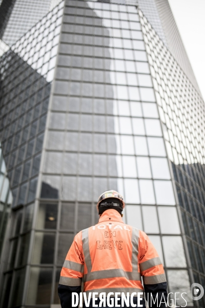 Manifestation des raffineurs grévistes de Grandpuits devant le siège de Total à La Défense