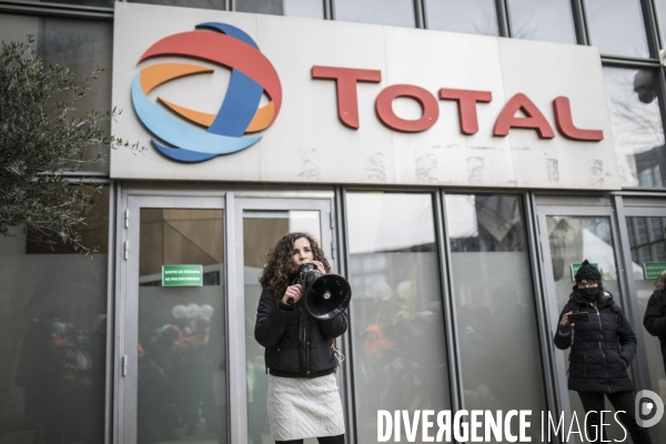 Manifestation des raffineurs grévistes de Grandpuits devant le siège de Total à La Défense