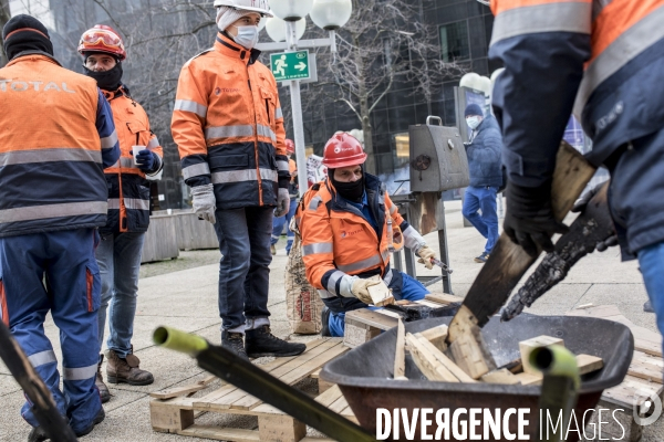 Manifestation des raffineurs grévistes de Grandpuits devant le siège de Total à La Défense