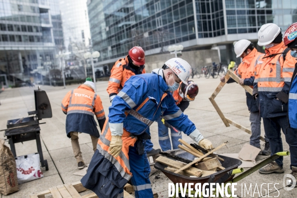 Manifestation des raffineurs grévistes de Grandpuits devant le siège de Total à La Défense