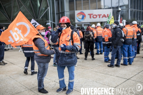 Manifestation des raffineurs grévistes de Grandpuits devant le siège de Total à La Défense