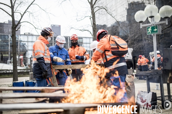 Manifestation des raffineurs grévistes de Grandpuits devant le siège de Total à La Défense