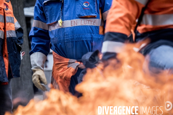 Manifestation des raffineurs grévistes de Grandpuits devant le siège de Total à La Défense