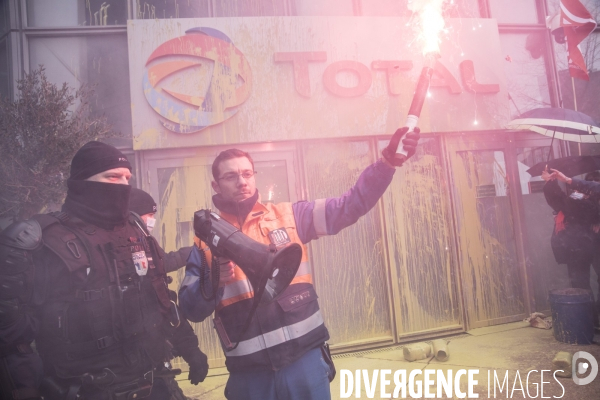 Manifestation des raffineurs grévistes de Grandpuits devant le siège de Total à La Défense