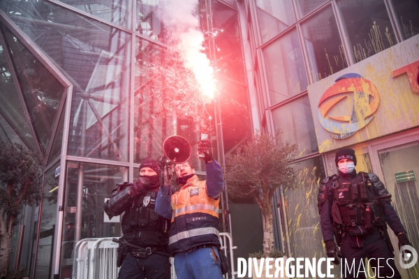 Manifestation des raffineurs grévistes de Grandpuits devant le siège de Total à La Défense